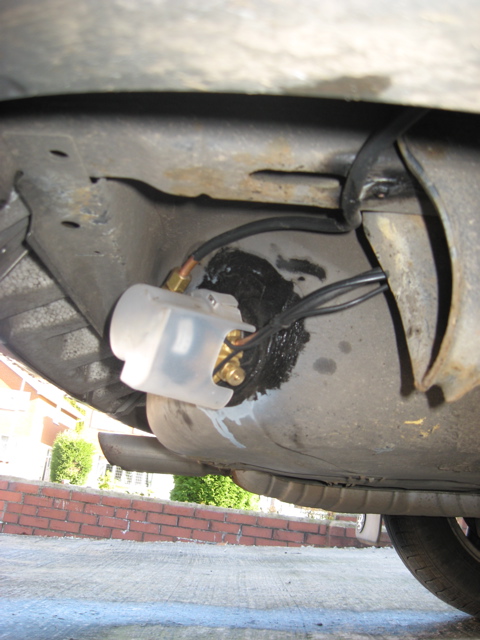 Filler outlet on spare wheel well